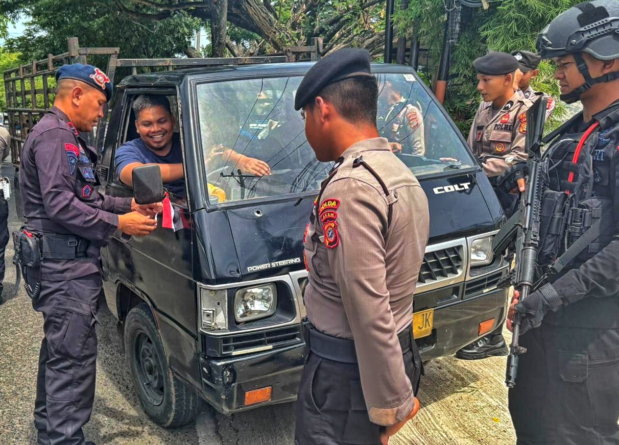 Bukan Tilang, Pengendara di Banda Aceh Malah Dapat Bendera Gratis dari Polisi