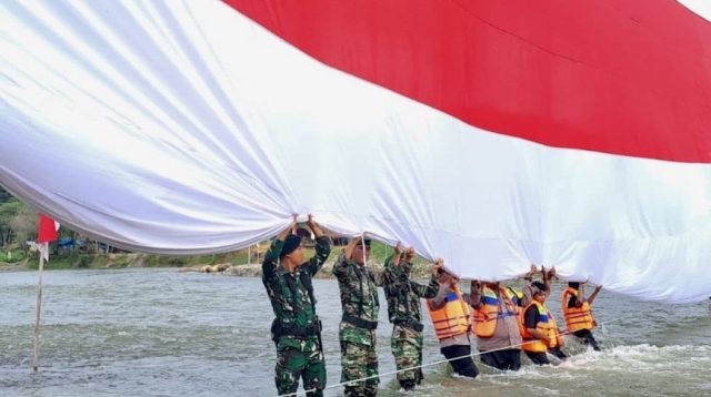 Bendera Raksasa 50 Meter Berkibar di Aceh Utara