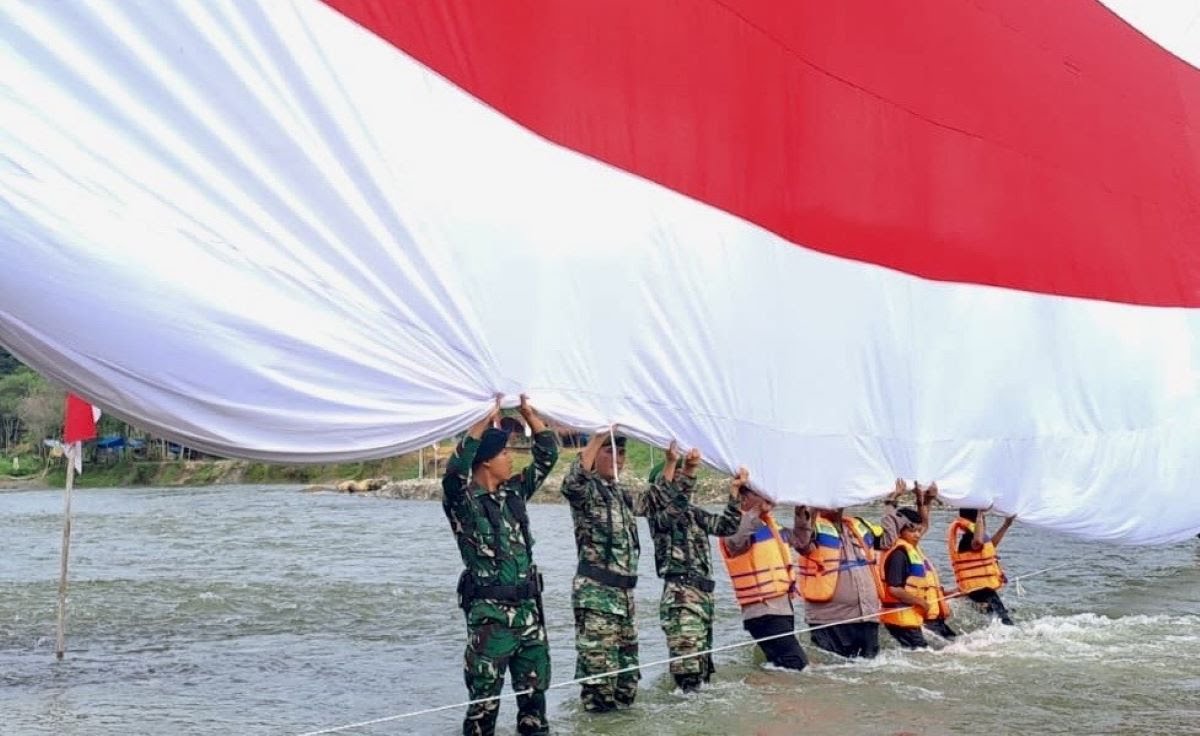 Bendera Raksasa 50 Meter Berkibar di Aceh Utara