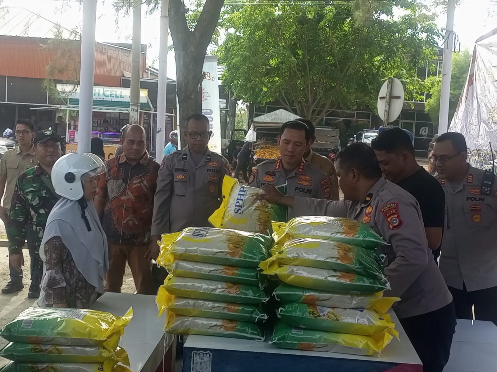 Pastikan Harga Terjangkau, Babinsa Kuta Alam Monitor Program Pangan Murah
