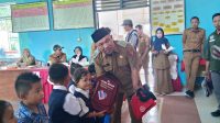 Pemkon Puramekar Bagikan Seratusan Kaos Sekolah Kepada Murid TK, Peratin Andre : Dukungan Terhadap Dunia Pendidikan