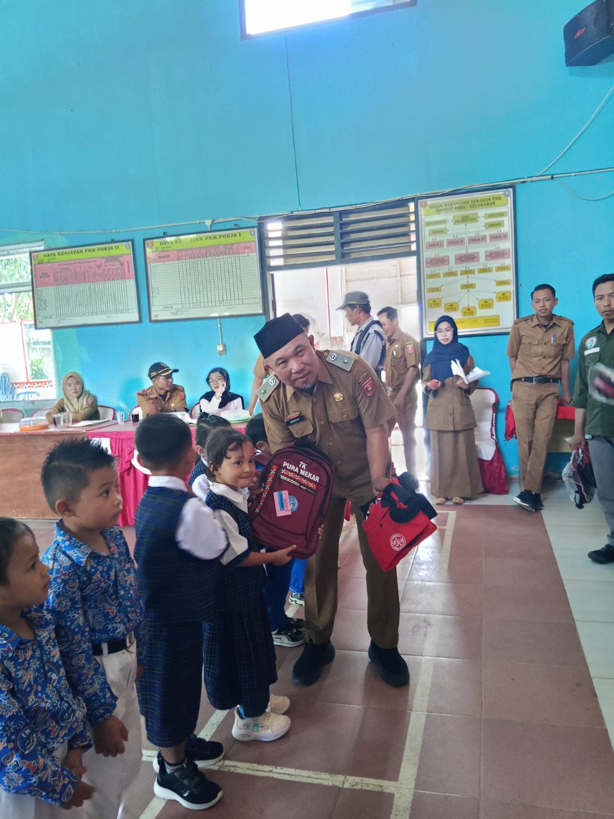 Pemkon Puramekar Bagikan Seratusan Kaos Sekolah Kepada Murid TK, Peratin Andre : Dukungan Terhadap Dunia Pendidikan
