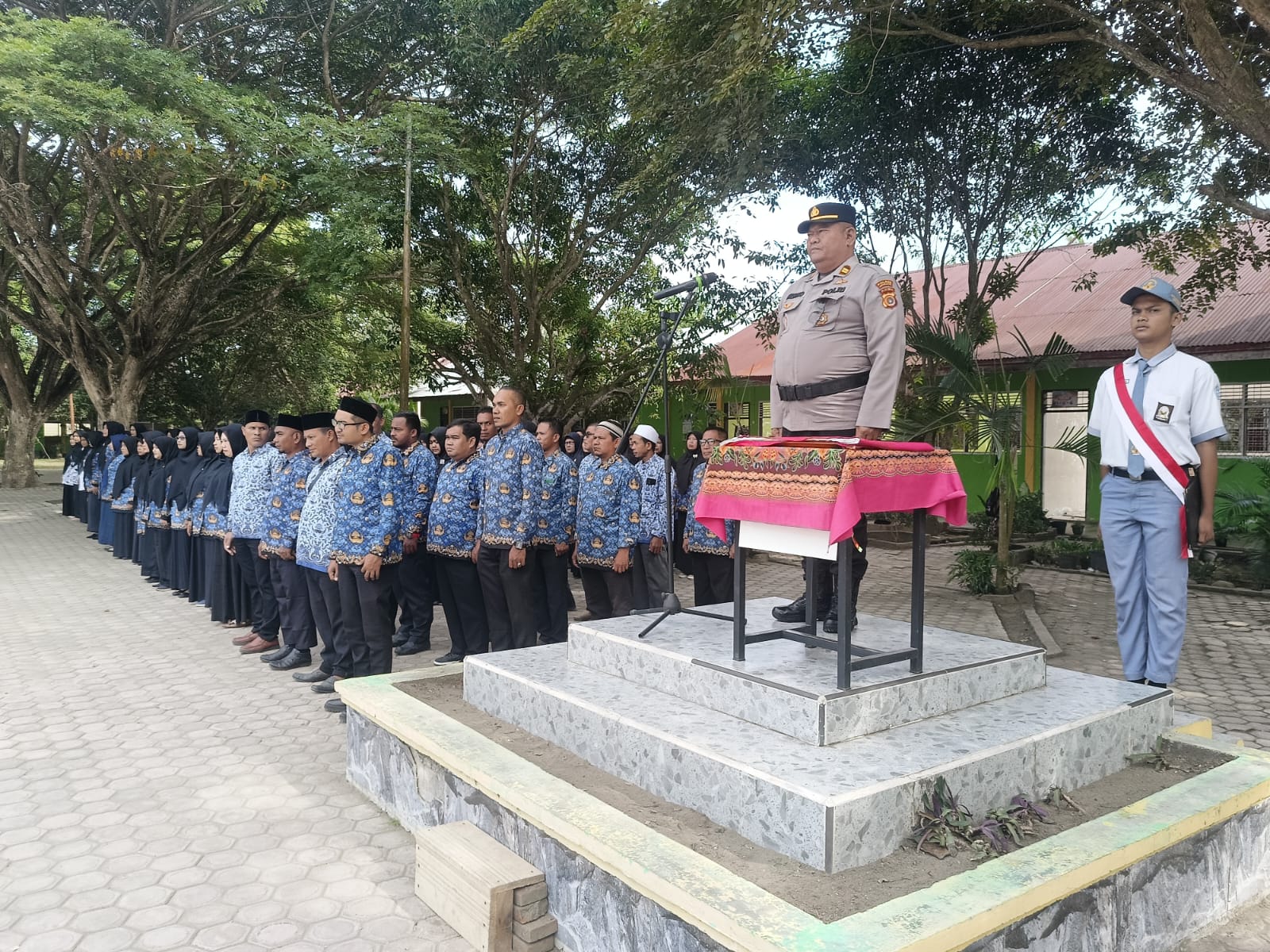 Kapolsek Dewantara IPTU Muhammad Suherno Pimpin Upacara HUT RI ke-80 di SMAN 1 Dewantara