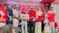 Asnimar Warga Lhokseumawe Raih Hadiah Umrah Gratis dari PT. Bir Ali Tour & Travel pada Gerak Jalan Santai HUT RI ke-80