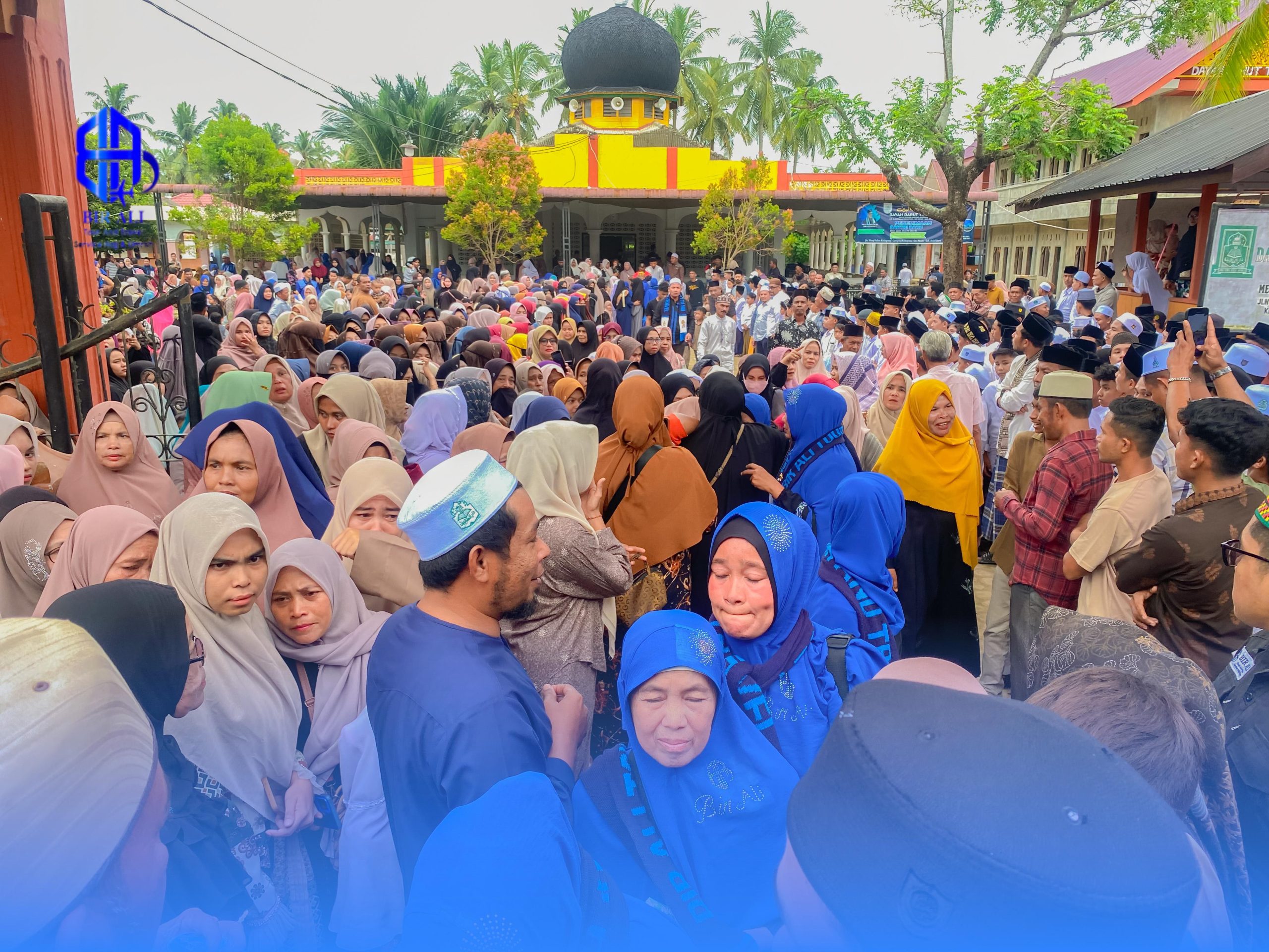 Ribuan Jamaah Iringi Keberangkatan Abu Hasballah Ketapang untuk Umrah Bersama Kloter 51 PT Bir Ali Tour & Travel