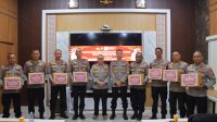 Sambut Hari Kemerdekaan, Polres Aceh Tamiang Bagikan Bendera Merah Putih