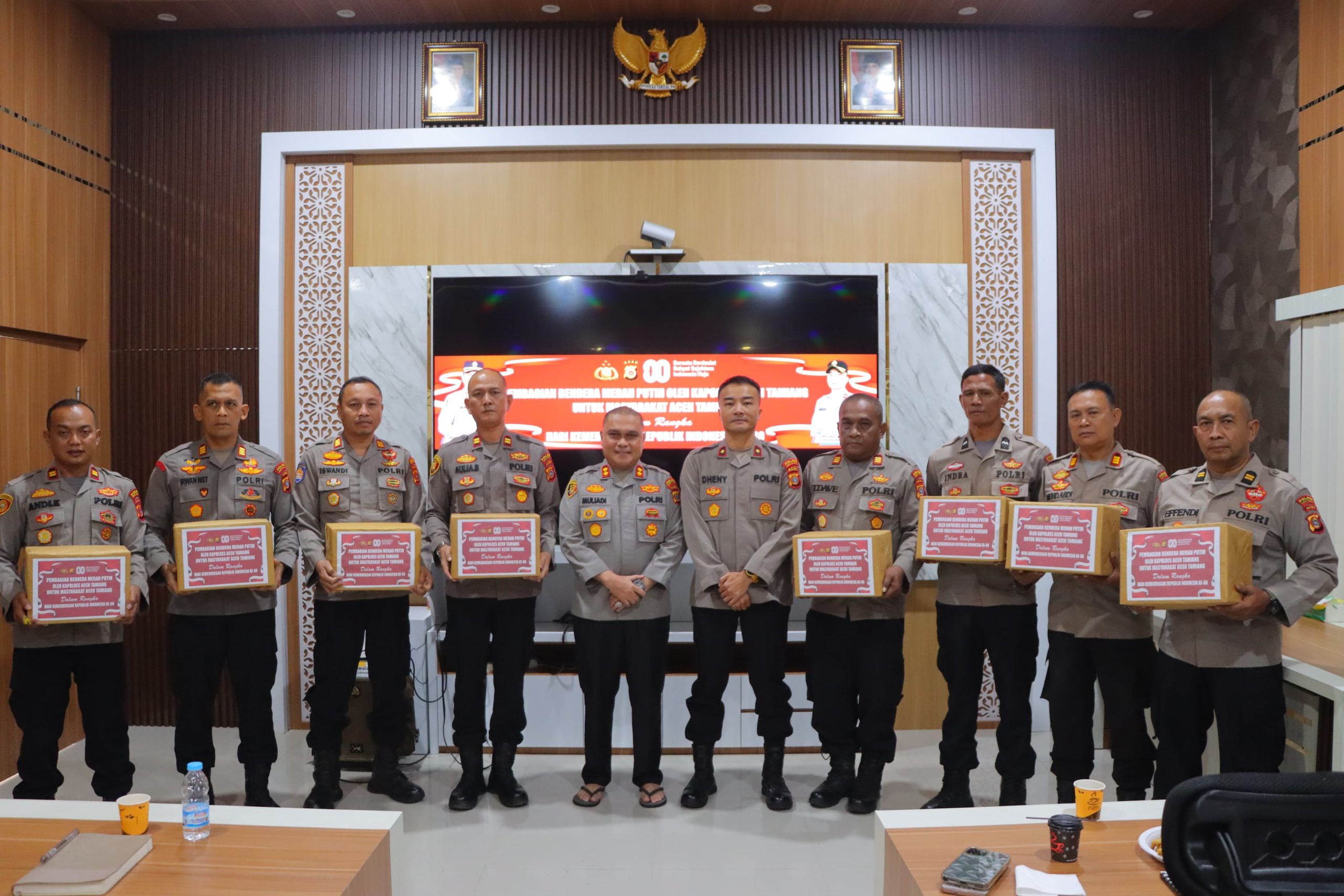 Sambut Hari Kemerdekaan, Polres Aceh Tamiang Bagikan Bendera Merah Putih