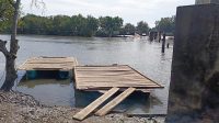 Jembatan Roboh, Siswa Aceh Timur Bertaruh Nyawa Naik Rakit ke Sekolah