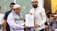 Mualem kukuhkan Abu Paya Pasi jadi Imam Besar Masjid Raya Baiturrahman Banda Aceh