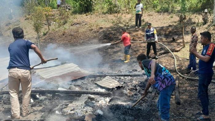 Lagi Memasak, Api Menyambar Rumah Warga Pide Jaya hingga Ludes Terbakar