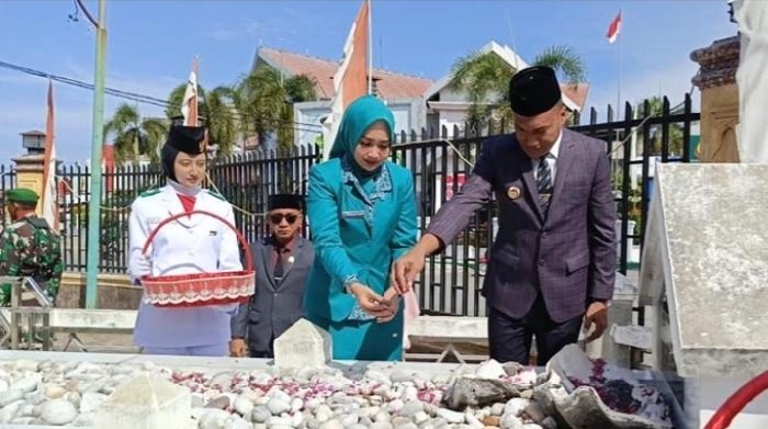 Peringati HUT Ke-80 RI, Bupati Abdya Safaruddin Tabur Bunga di Makam Pahlawan Teungku Peukan