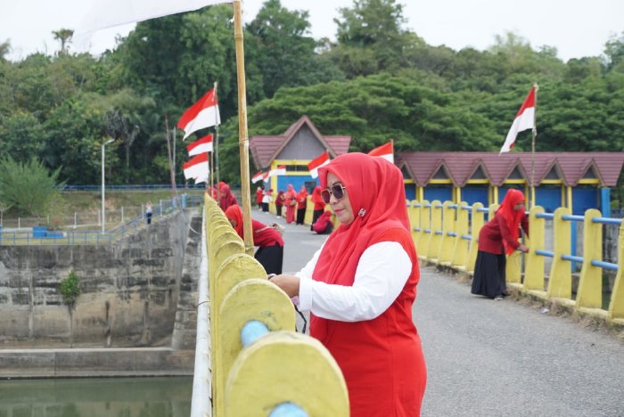 TP PKK Seulimeum Gelar Gotong Royong dan Kibarkan Bendera Merah Putih di Bendungan Krueng Aceh
