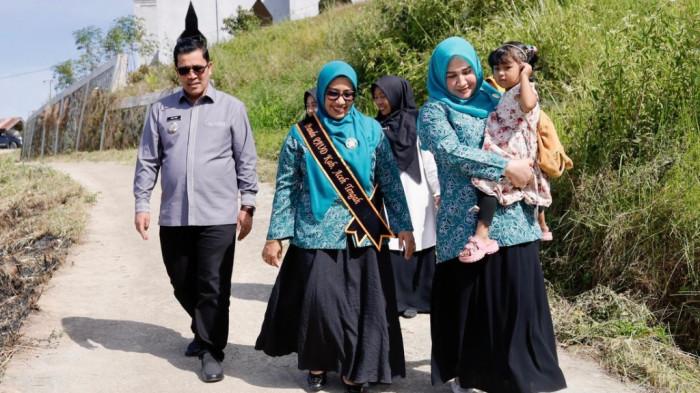 Kak Na Gendong Anak ke Sekolah di Pelosok Aceh Tengah