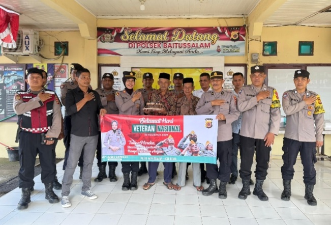 Peringati Hari Veteran Nasional, Polsek Baitussalam Beri Santunan dan Bansos
