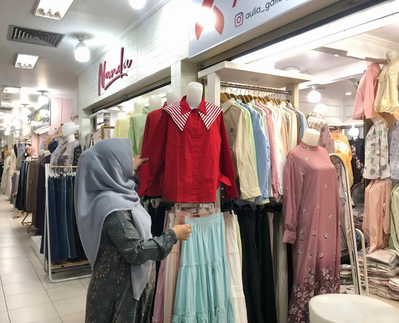 Jelang HUT RI, Warga Mulai Memburu Setelan Merah Putih di Banda Aceh