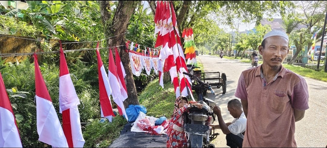 Jelang HUT RI, Pedagang Keluhkan Minimnya Pembeli Bendera