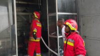 memadamkan_api_di_salah_satu_toko_taylor_kawasan_Gampong_Lamteh