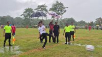 Meski Diguyur Hujar, Wabup Aceh Jaya Tetap Semangat Resmikan Turnamen Sepakbola