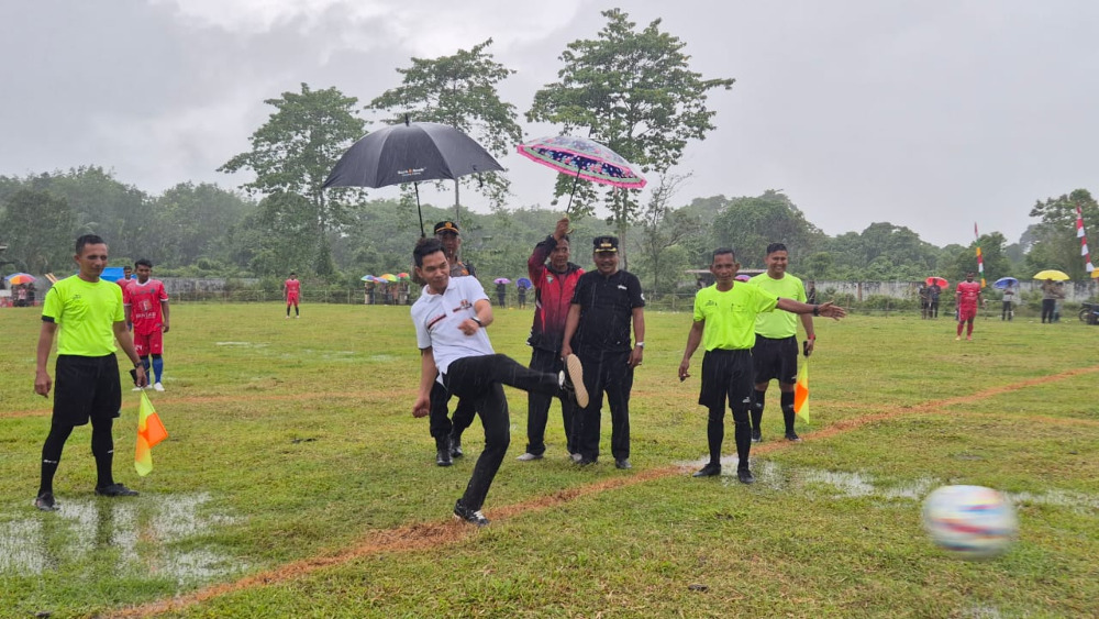 Meski Diguyur Hujar, Wabup Aceh Jaya Tetap Semangat Resmikan Turnamen Sepakbola