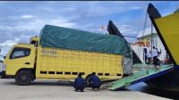 Mobil Bermuatan Berat Tersangkut Di Kapal Feri Teluk Sinabang, Ekor Mobil Rusak