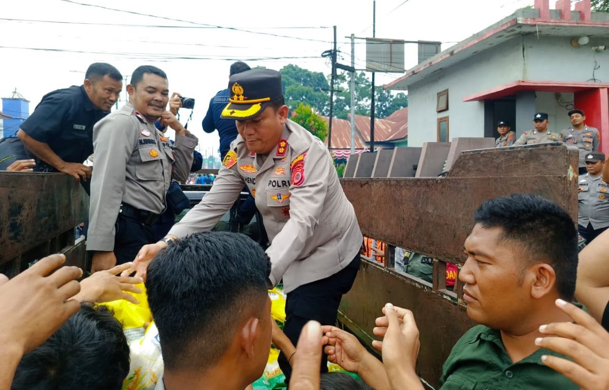 Polisi Aceh Tenggara Bagi Beras SPHP Usai Aksi Unjuk Rasa Mahasiswa