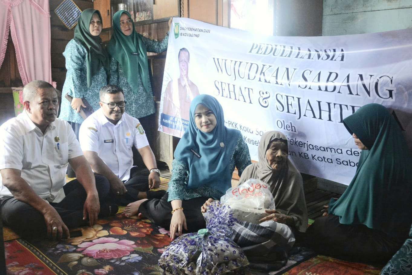 TP PKK Sabang Bersama Dinkes Salurkan Bantuan Lansia