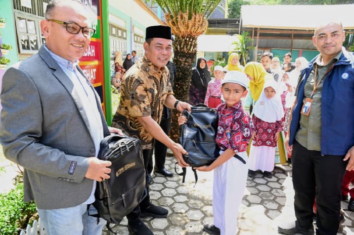 Bupati Aceh Besar dan BRI Salurkan 500 Tas Sekolah untuk Siswa