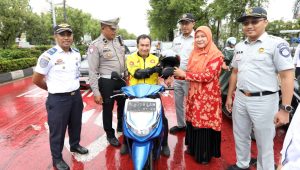 Dishub Aceh Gelar Aksi Simpatik, Bagikan Helm SNI untuk Tingkatkan Keselamatan Berkendara