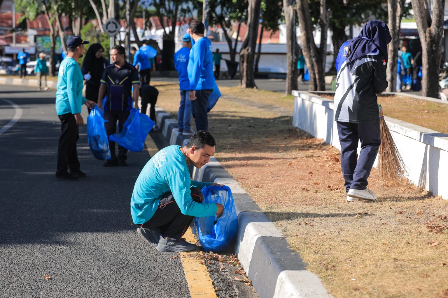 Lanjutkan Semangat Harhubnas, Dishub Aceh Gelar Aksi Bersih-Bersih di Ulee Lheue