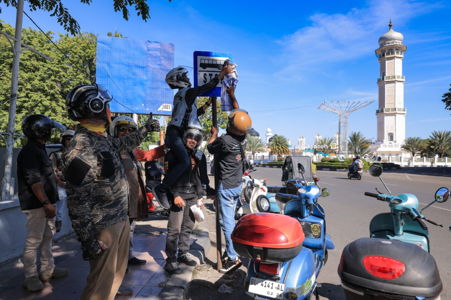 Dishub Aceh Gandeng Komunitas Vespa Bersihkan Rambu Jalan