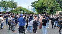 LIHAT-DEMO-Warga-mulai-memadati-Kantor-DPRA-untuk-melihat-jalan-aksi-demonstrasi