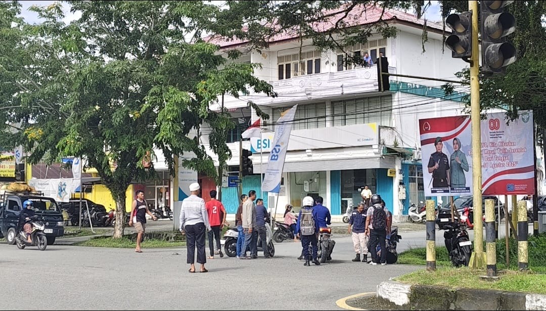 Kecelakaan Sepeda Motor Terjadi Di Persimpangan BSI Simeulue Akibat Lampu Merah Tidak Aktif