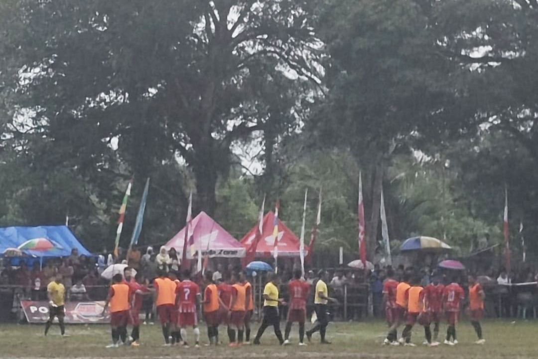 Suana Pertandingan Amuren Cup di Lapangan Bola Kaki Lambaya, Simeulue Tengah. Minggu (19/10/2025). Foto : Rk/Bidikindonesia.com Suana Pertandingan Amuren Cup di Lapangan Bola Kaki Lambaya, Simeulue Tengah. Minggu (19/10/2025). Foto : Rk/Bidikindonesia.com