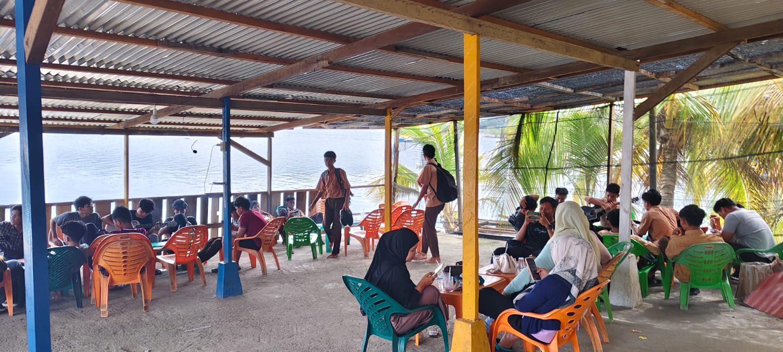 Siswa Berkeliaran Di Kafe Saat Jam Sekolah, Warga Minta Dinas Satpol PP Bertindak Siswa Berkeliaran Di Kafe Saat Jam Sekolah, Warga Minta Dinas Satpol PP Bertindak