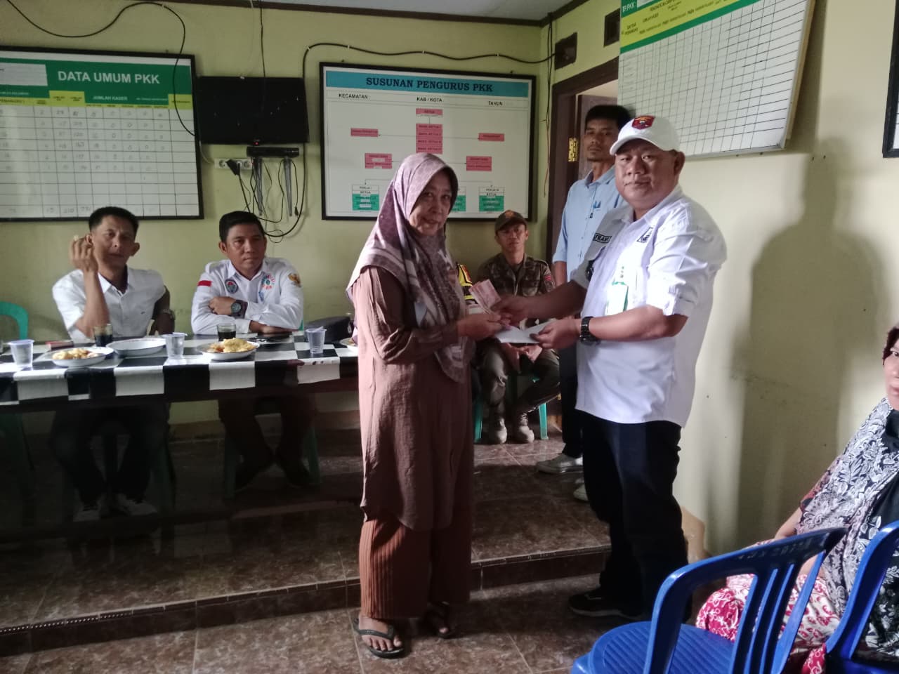 Salurkan BLT-DD Tahun 2025, Pj Peratin Keagungan : Semoga Bermanfaat