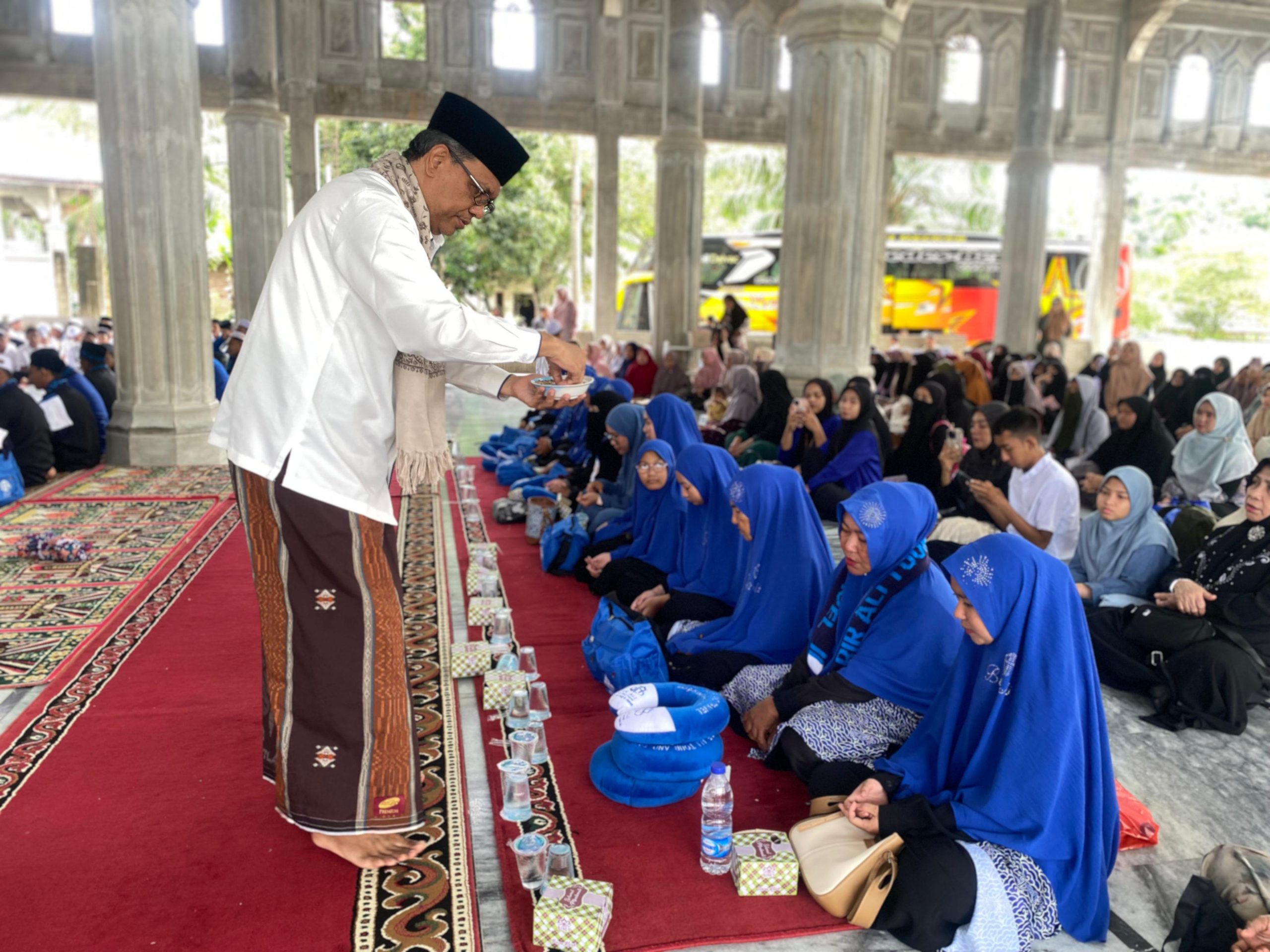 Harum Doa dan Air Mata Iringi Keberangkatan Jamaah Umrah Kloter 54 dari Dayah Abati Lhokseumawe