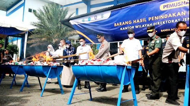 Bea Cukai Bekuk Tiga Tersangka Rokok Ilegal di Aceh Utara, Satu Diduga Oknum Aparat
