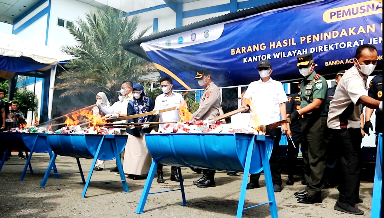 Bea Cukai Bekuk Tiga Tersangka Rokok Ilegal di Aceh Utara, Satu Diduga Oknum Aparat