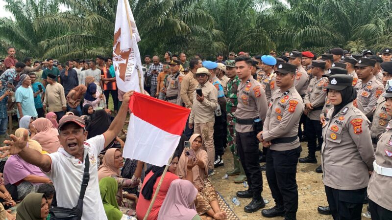 Ratusan Warga Aceh Utara Blokir Jalan Masuk PTPN IV, Tuntut HGU Diukur Ulang