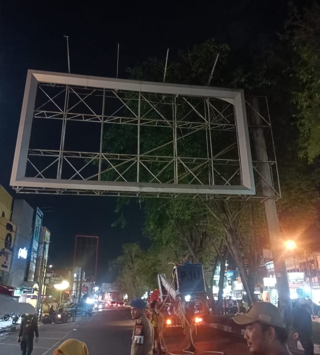 Pemko Banda Aceh Tumbangkan Reklame Bando di Panglima Polem