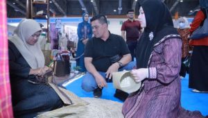 Bupati Aceh Besar Tinjau Stand Dekranasda Aceh Besar di Inacraft