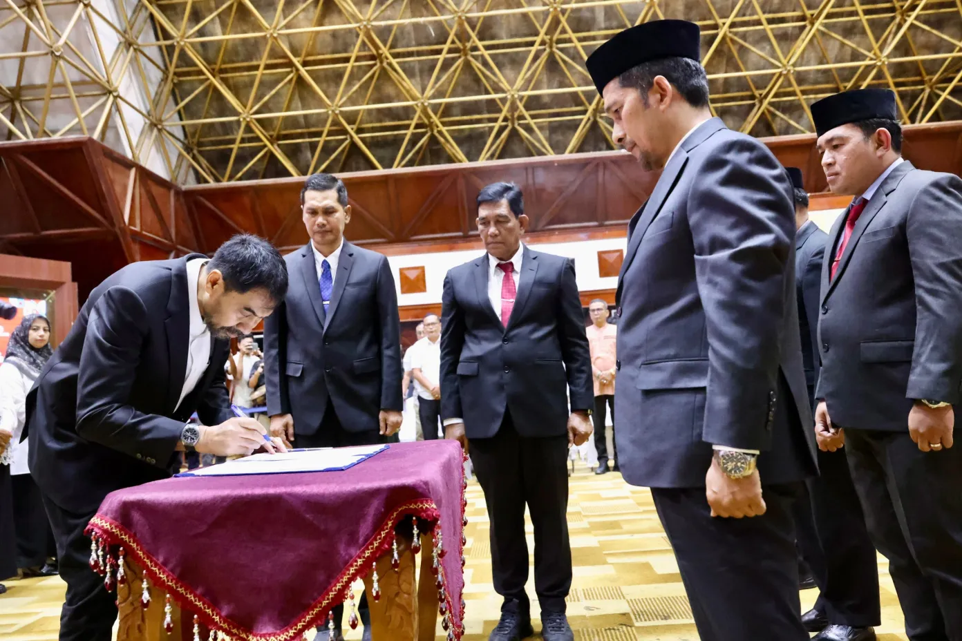 Lantik Kepala SKPA hingga Deputi BPKS, Ini Pesan Mualem