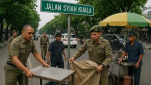 Berjualan di Bahu Jalan, Petugas Tertibkan Belasan PKL di Jalan Syiah Kuala