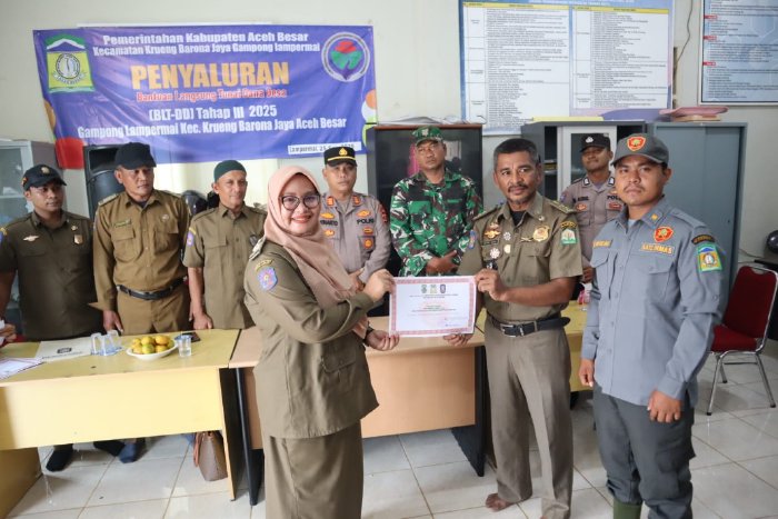 Satpol PP dan WH Aceh Besar Beri Penghargaan kepada Satlinmas Lampermai