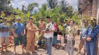 Pemdes Keagungan Bagikan Bibit Durian Kepada Masyarakat Setempat