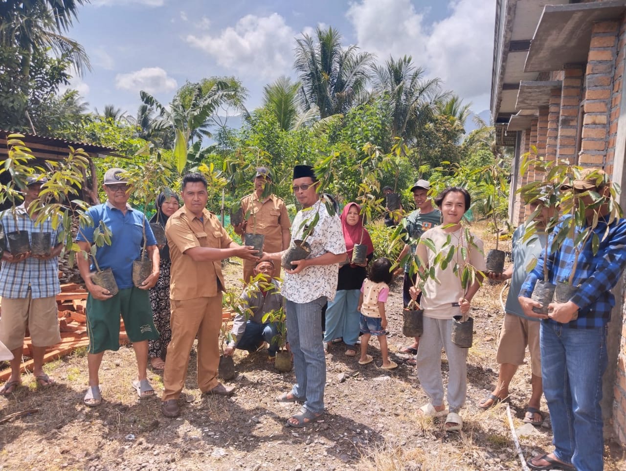 Pemdes Keagungan Bagikan Bibit Durian Kepada Masyarakat Setempat