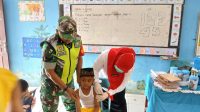 Babinsa Dampingi (BIAS) Bulan Imunisasi Anak Sekolah SD Jamur Labu