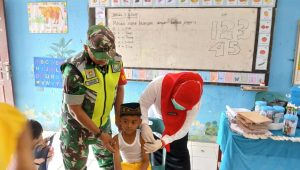 Babinsa Dampingi (BIAS) Bulan Imunisasi Anak Sekolah SD Jamur Labu