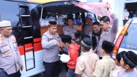 Polres Bener Meriah Bagikan Bingkisan Makan Siang Untuk Jemaah Sholat Jum’at Masjid Istiqomah Bale Atu