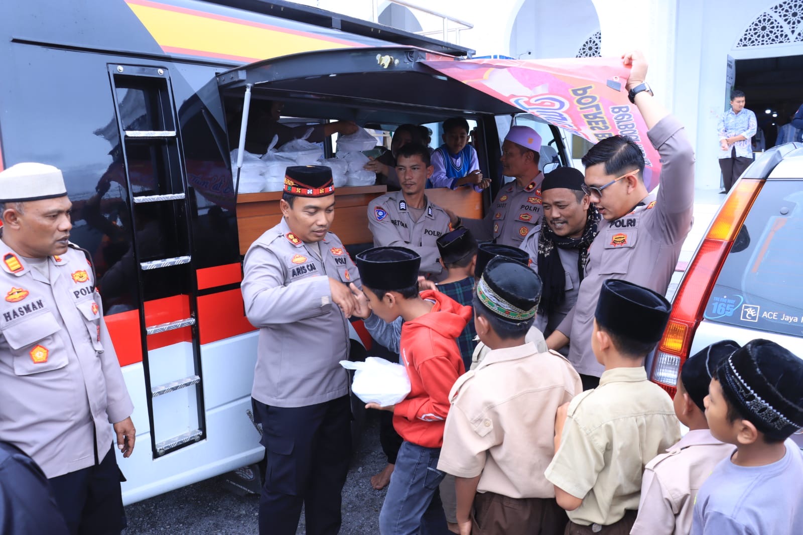 Polres Bener Meriah Bagikan Bingkisan Makan Siang Untuk Jemaah Sholat Jum’at Masjid Istiqomah Bale Atu